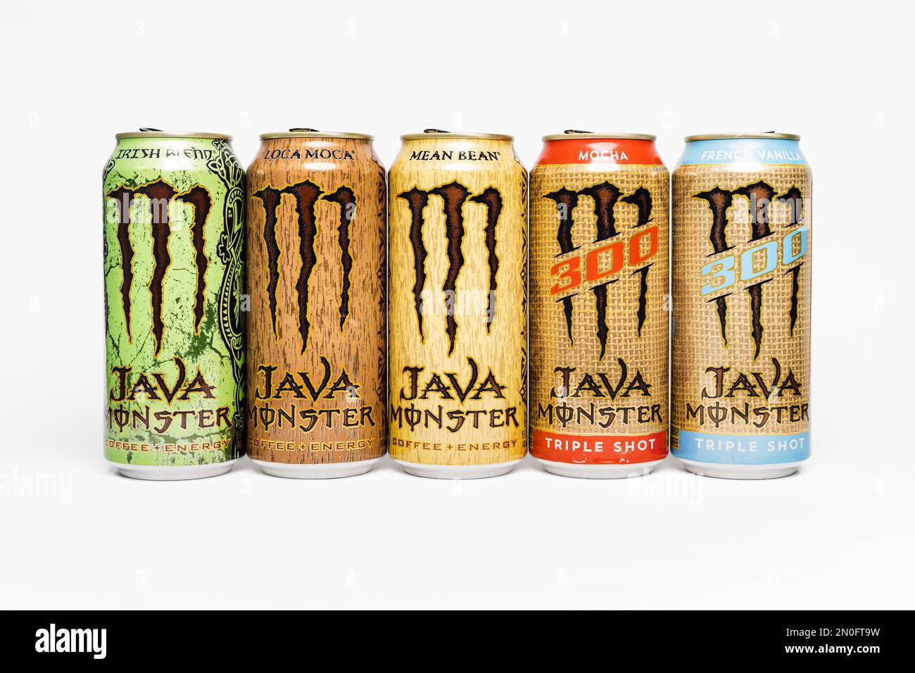 Monster Java mixt Getränke in verschiedenen Geschmacksrichtungen. 5 American Monster Energy Kaffeedosen hintereinander. Irische Mischung, Loca Moca, Mean Bean, Mocha. Stockfoto