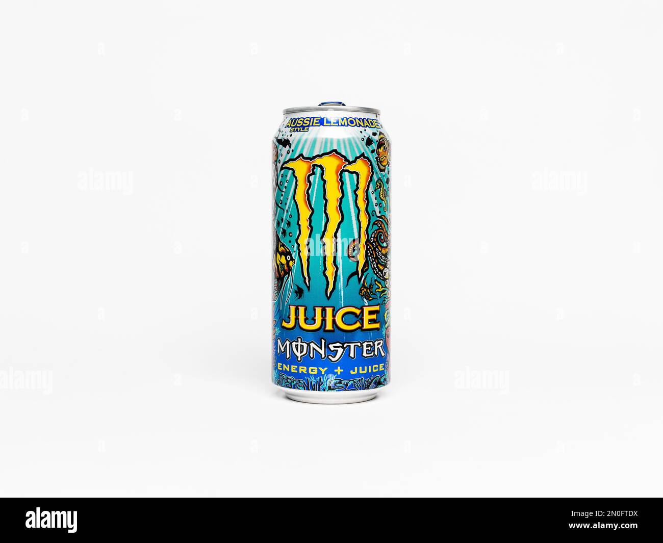 Monster Juice australisches Limonade-Getränk. Farbenfrohe Monster Energy Getränkedose im Studio. Eiskalte Erfrischung mit Koffein und Zucker. Stockfoto