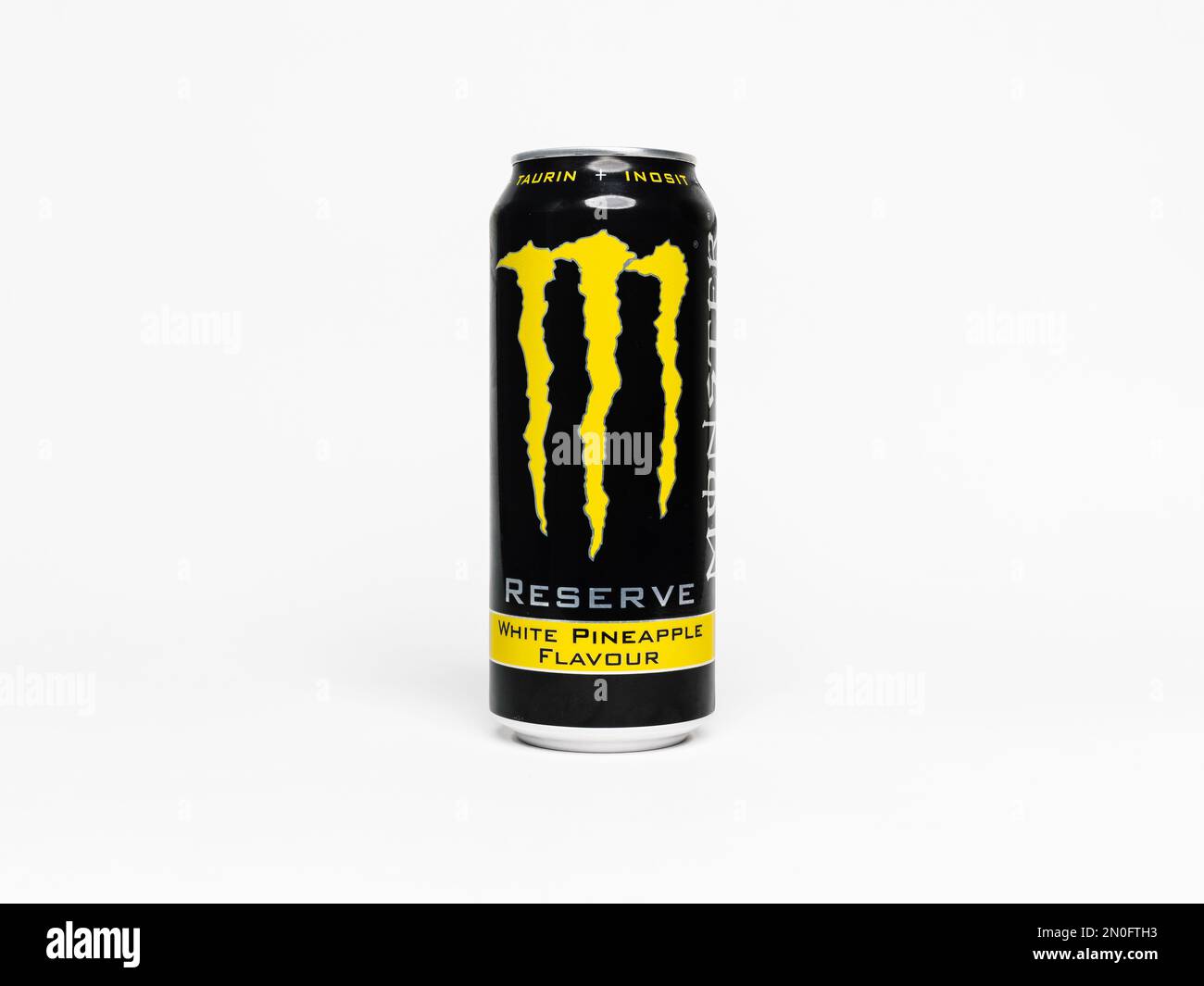 Monster Reserve – Getränk mit weißem Ananasgeschmack. Monster Energy Drink Dose in einer Studioumgebung. Eiskalte Erfrischung mit Koffein. Stockfoto