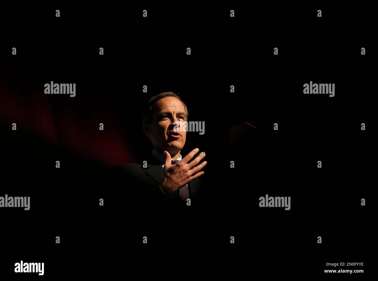 The Governor of the Bank of England, Mark Carney, gives a speech at Queen Mary University, in London, Tuesday, Jan. 19, 2016. Bank of England Gov. Mark Carney said Tuesday that there’s no reason to raise interest rates particularly given a collapse in oil prices and volatility in China. (AP Photo/Frank Augstein, Pool) Stockfoto