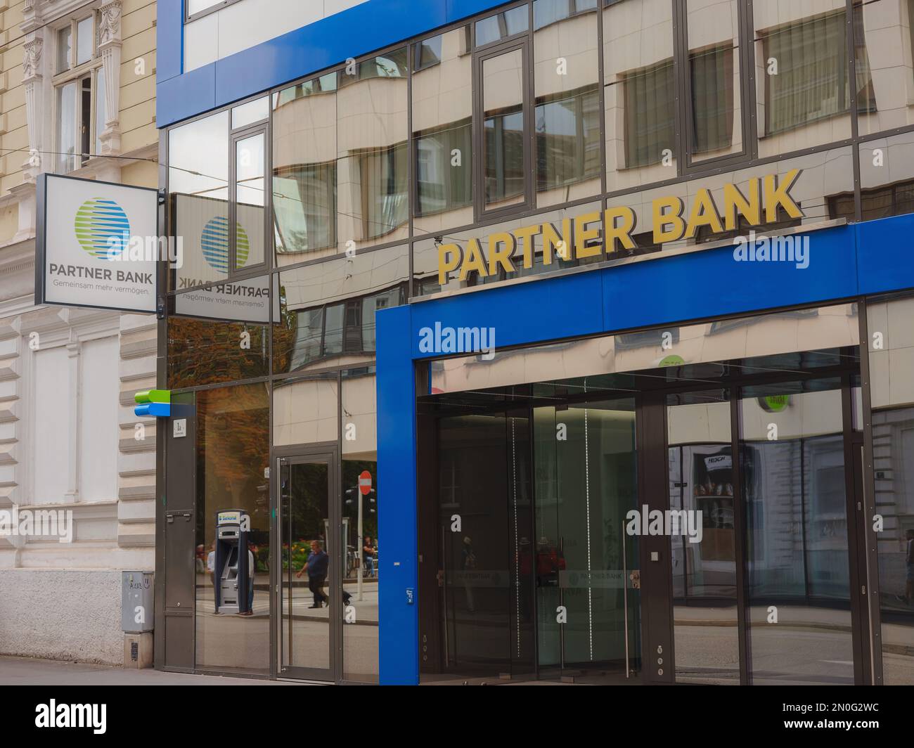 Salzburg, Österreich - 6. August 2022 : die Fassade der Partnerbank konzentriert sich auf die Bereitstellung umfassender Dienstleistungen für Finanzberater in den Bereichen Finanzplanung, Vermögensverwaltung und Wohlstandsförderung. Stockfoto