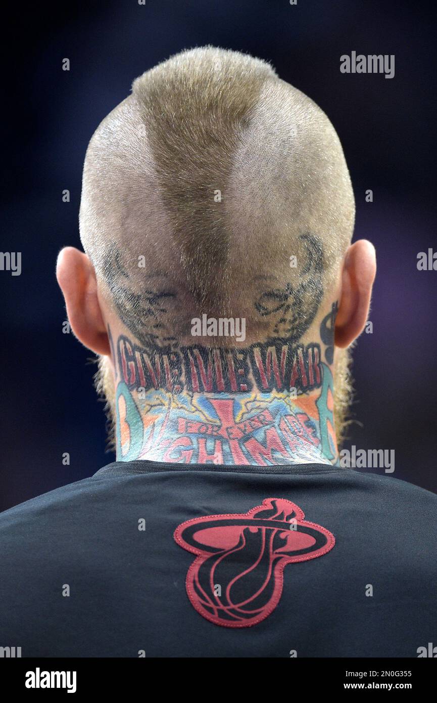 Miami Heat forward Chris Andersen displays tattoos on his head and neck before an NBA basketball game against the Orlando Magic in Orlando, Fla., Saturday, Dec. 26, 2015. (AP Photo/Phelan M. Ebenhack) Stockfoto