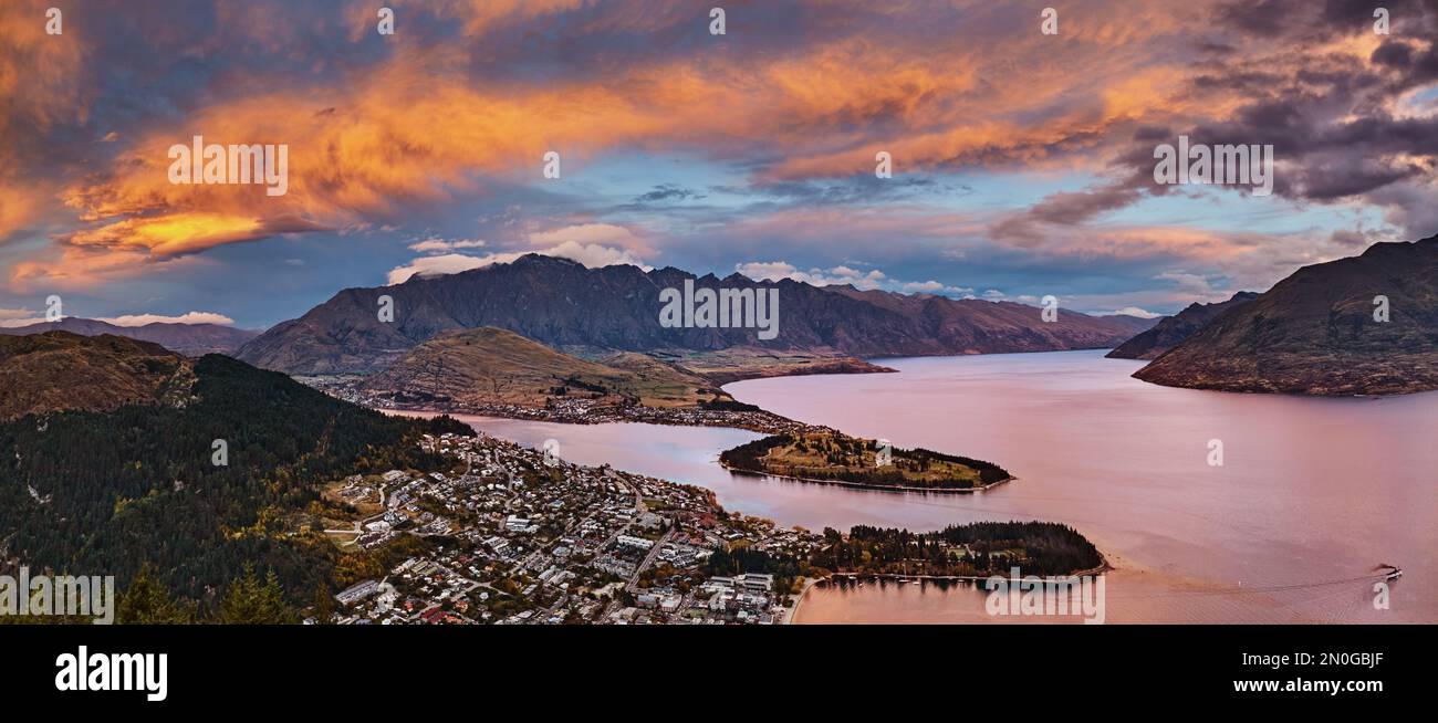 Queenstown Stadtbild mit Wakatipu See und die Remarkables Berge bei Sonnenuntergang, Neuseeland Stockfoto
