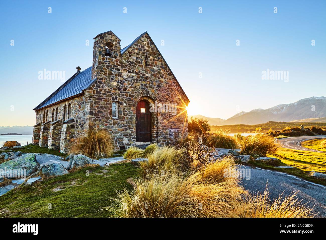 Kirche des guten Hirten bei Sonnenaufgang, Lake Tekapo, Neuseeland Stockfoto