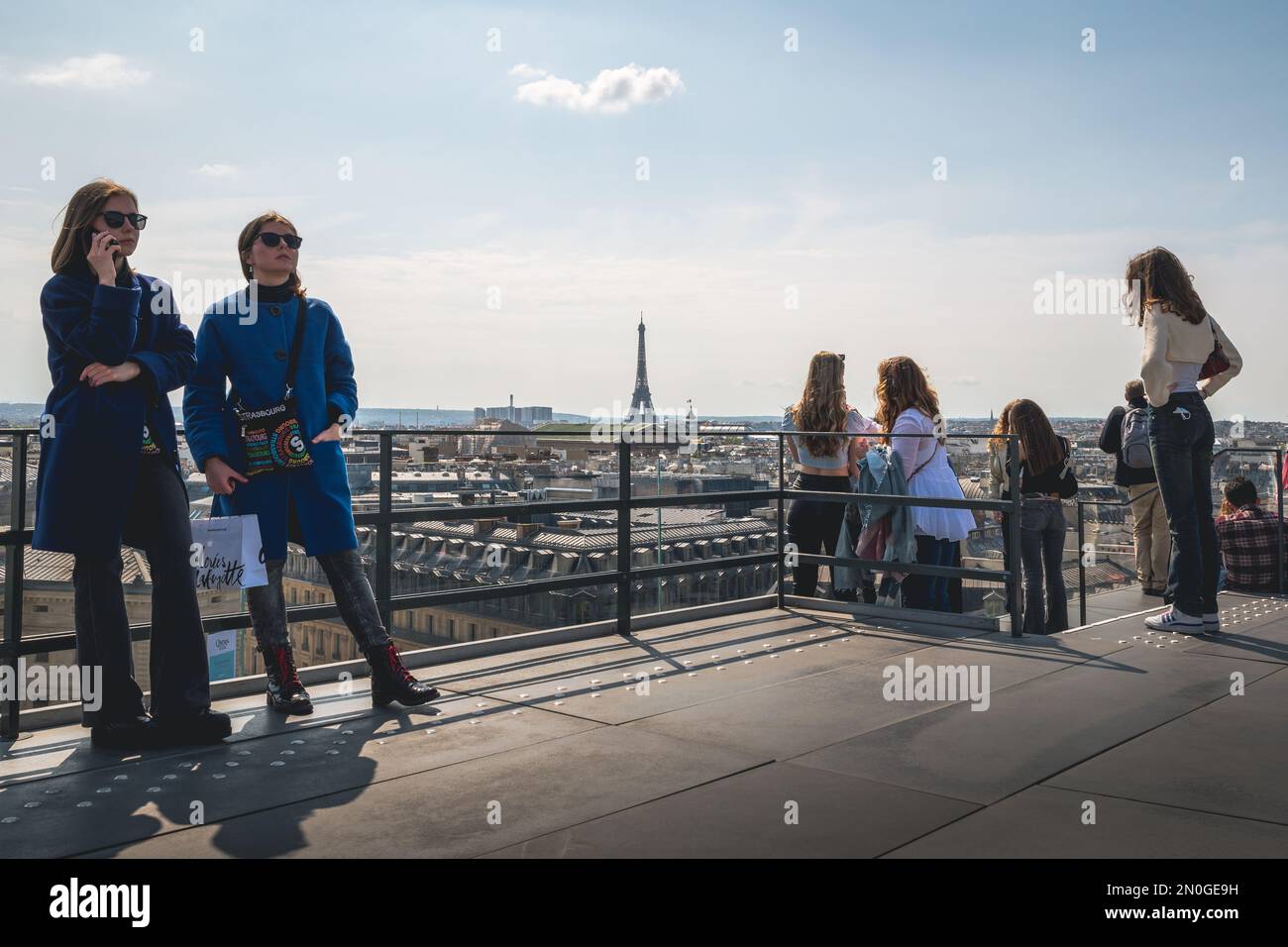 Über den Dächern von Paris mit Blick auf die Terrasse der Galeries Lafayette und den Eiffelturm im Hintergrund. Stockfoto