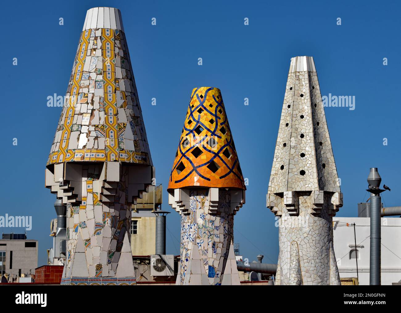 Dekorative bizarre Schornsteine von Palau Güell, dem ersten großen Gebäude des Künstlers Antoni Gaudi in Barcelona, Spanien, Europa. Stockfoto