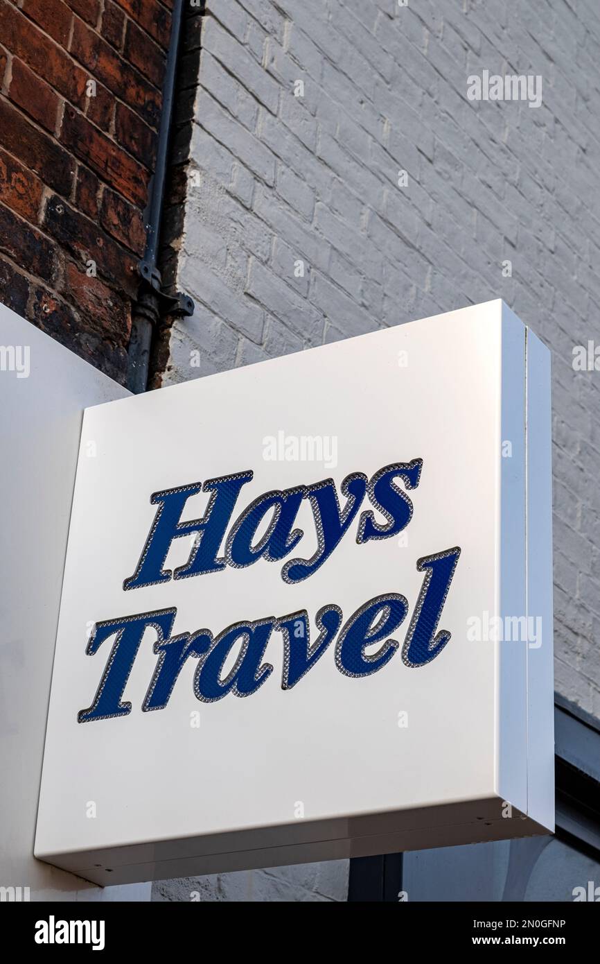 Hays Travel-Schild an der Außenwand von Großbritannien Stockfoto