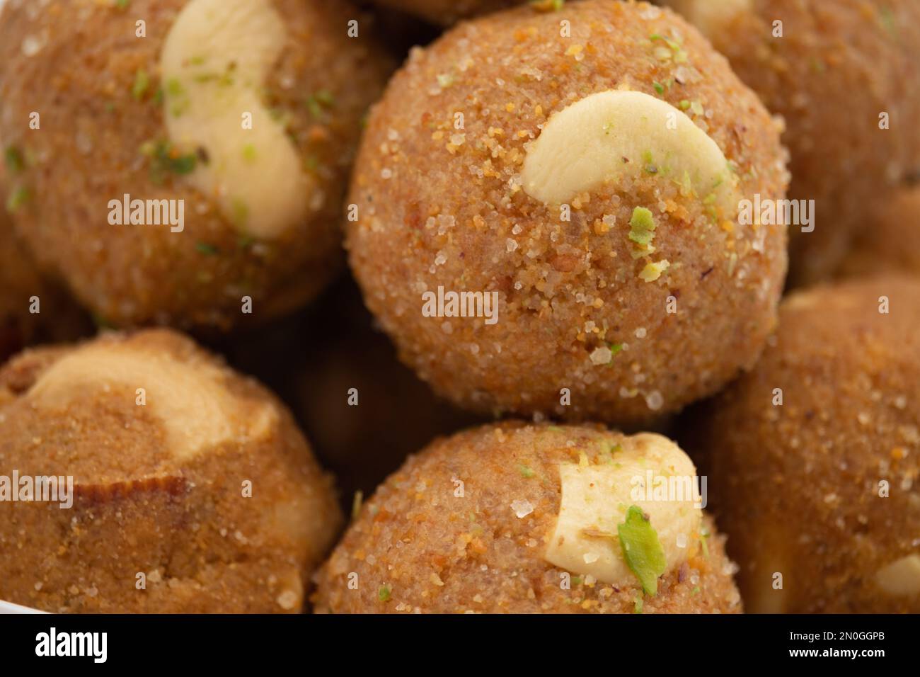 Indischer Mithai Gud Churma Ke Laddu Oder Choorma Ke Ladoo Besteht Aus Vollweizen Jada Gehun Ka Atta, Khus Khus, Gur, Jaggery, Kaju, Badam, Trockenfrüchte Roas Stockfoto