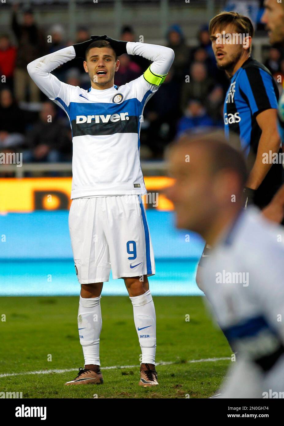 Inter Milan's Mauro Icardi, left, shows his disappointment after missing a chance to score during a Serie A soccer match against Atalanta in Bergamo, Italy, Saturday, Jan. 16, 2016. The game ended 1-1 tie. (AP Photo/Felice Calabro') Stockfoto