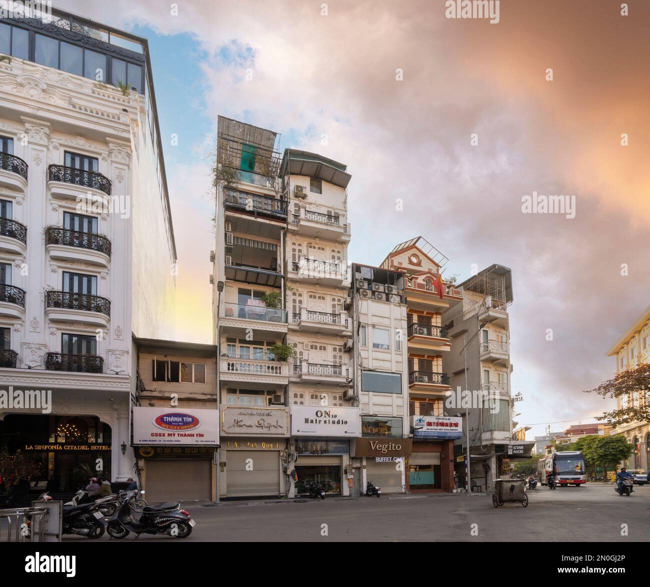 Hanoi, Vietnam, Januar 2023. Blick auf die traditionellen alten Häuser im Stadtzentrum Stockfoto