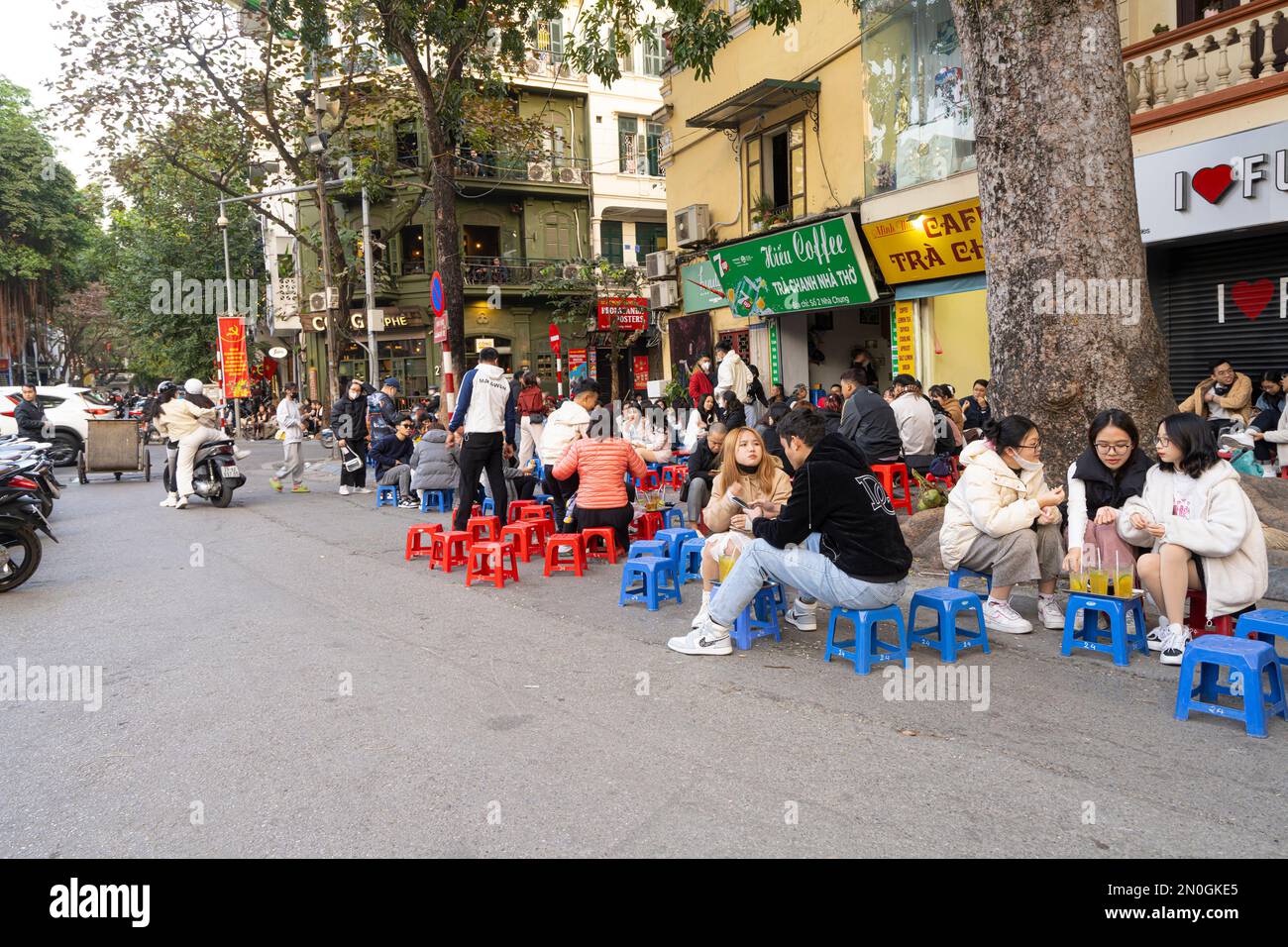 Hanoi, Vietnam, Januar 2023. Die Leute sitzen im Außencafe auf der Straße im Stadtzentrum Stockfoto