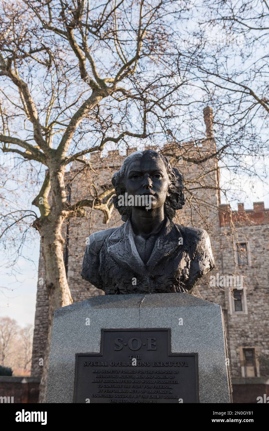 Bronzebürste von Violette Szabo zum Gedenken an den Sondereinsatzleiter (SOE), einschließlich der Helden von Telemark und des französischen Marquis. 2009 Stockfoto