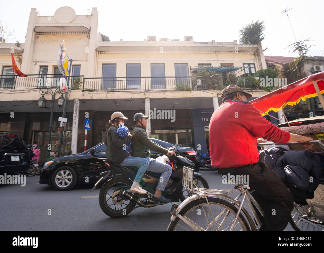 Hanoi, Vietnam, Januar 2023. Der Verkehr von Mopeds auf den Straßen des Stadtzentrums Stockfoto