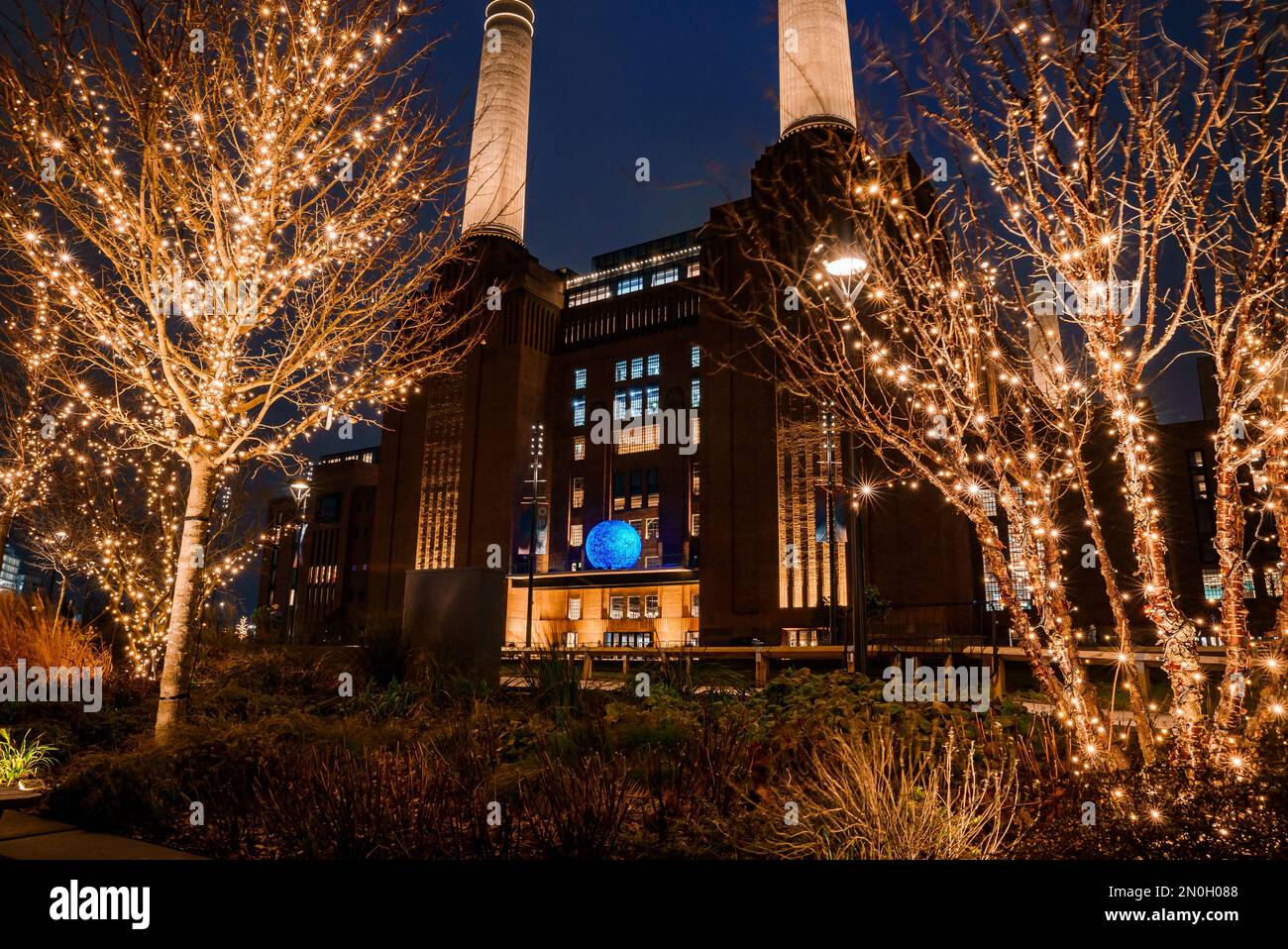 Das neue Battersea Power Station in London, England, Großbritannien, wird nachts als neues Einkaufszentrum betrieben Stockfoto