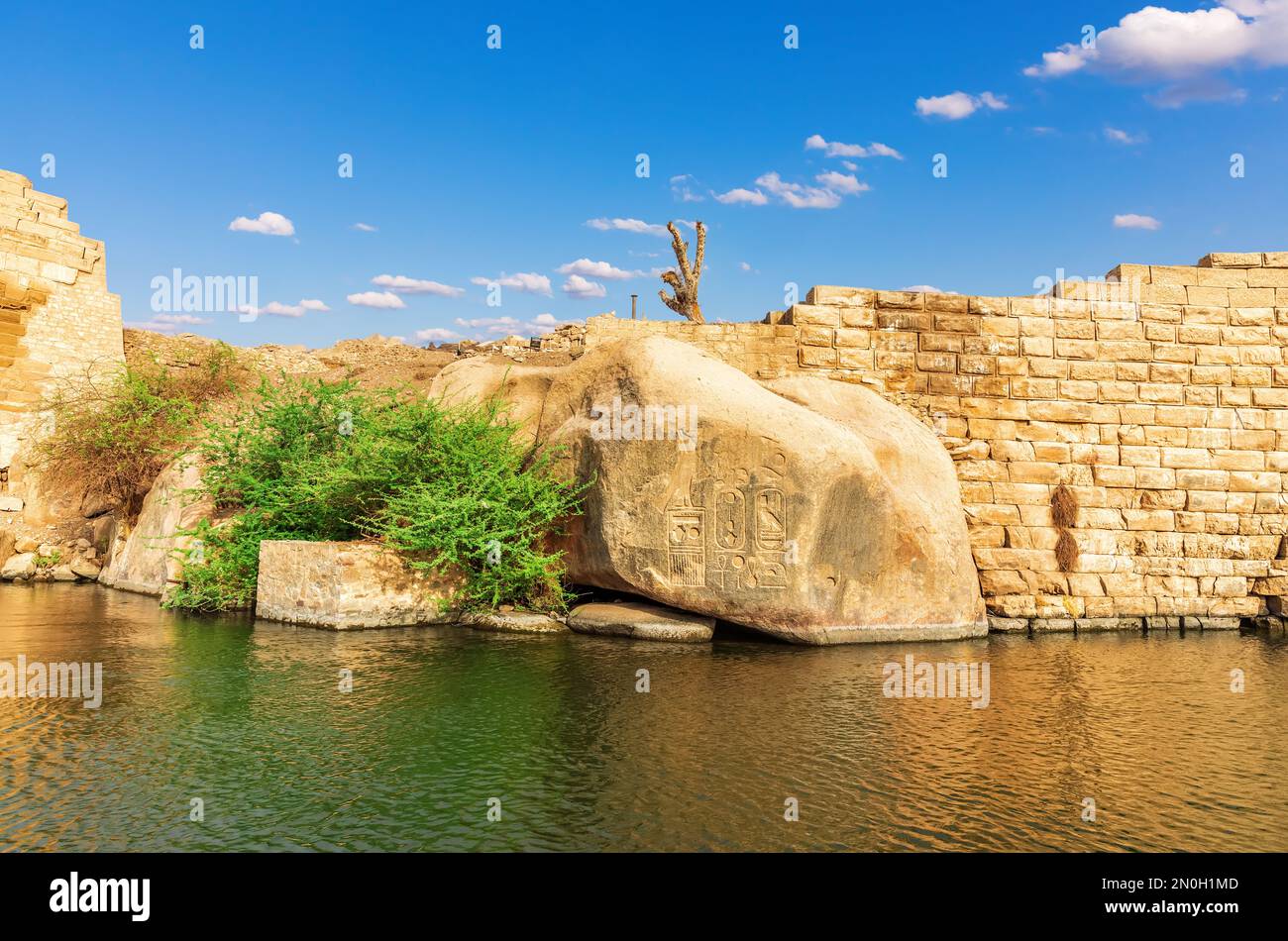 Antike Felsen mit hieroglyphen Schnitzereien am Ufer des Nils in Assuan, Ägypten Stockfoto