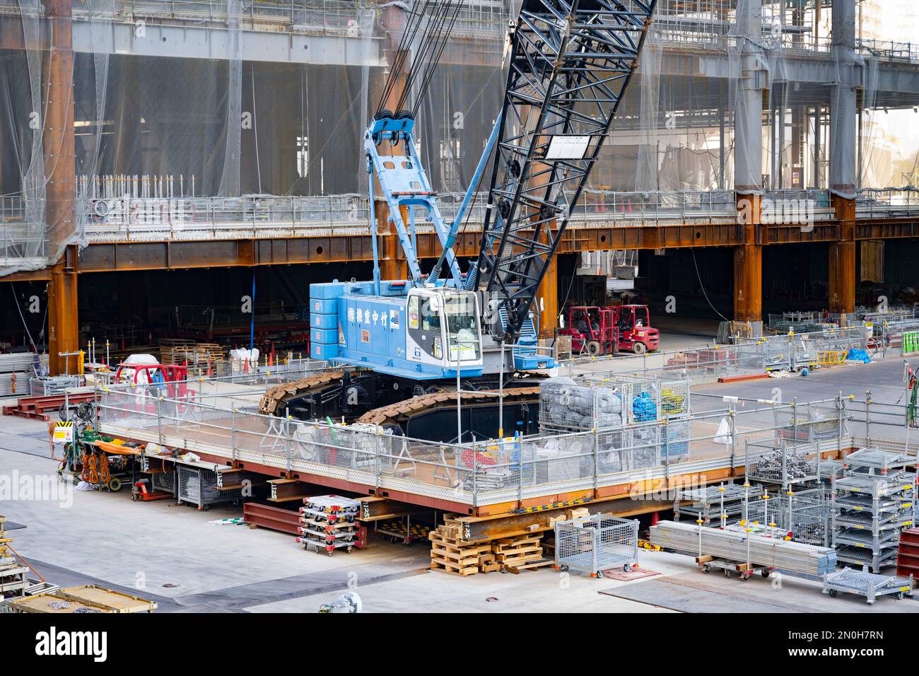 Yokohama, Präfektur Kanagawa, Japan. 5. Februar 2023. Ein kommerzieller Mixed-Use-Immobilienbau wird in Minato Mirari 21 direkt über dem Bahnhof Shintakashima an der Linie Minato Mirari gebaut. Der Anlagebürokomplex wird von der Shimizu Corporation gebaut und wird LEED-zertifiziert für ESG-Initiativen zur ökologischen Nachhaltigkeit und zum Wohlergehen des Unternehmens. Japanische Wirtschaft, japanische Wirtschaft, Bauprojekt, Wirtschaft, ostasien, Japanischer Immobilienmarkt. Stahl-I-Träger, Spray auf feuerfeste Isolierung, Baukräne. (Kreditbild: © Taidgh Barron/ZUMA Press W Stockfoto