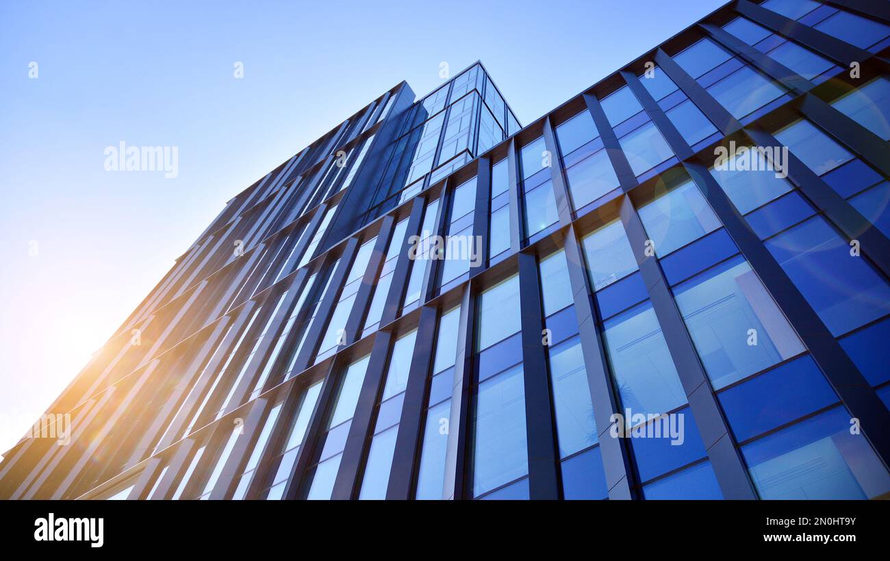 Bürogebäude, Details der blauen Glaswand und Sonnenreflexionen. Stockfoto