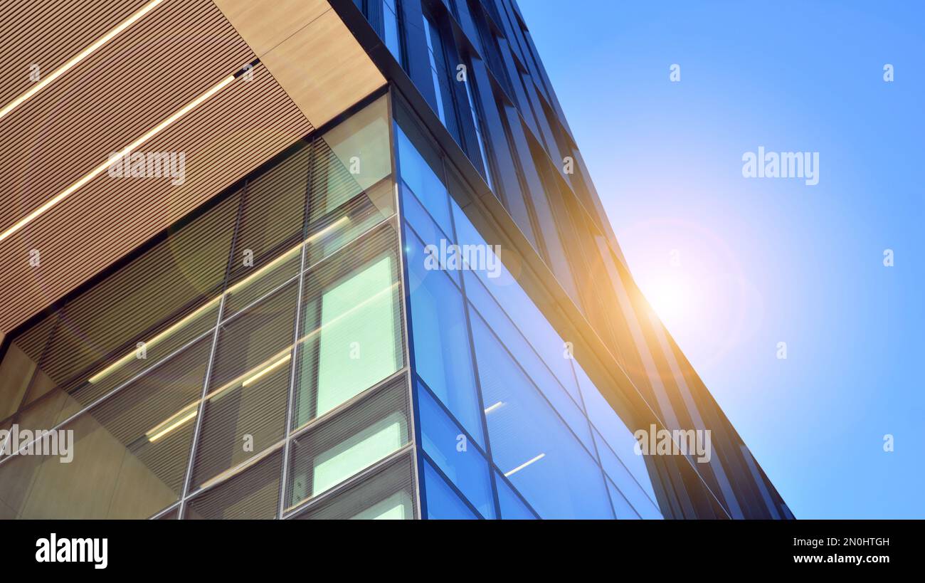 Bürogebäude, Details der blauen Glaswand und Sonnenreflexionen. Stockfoto