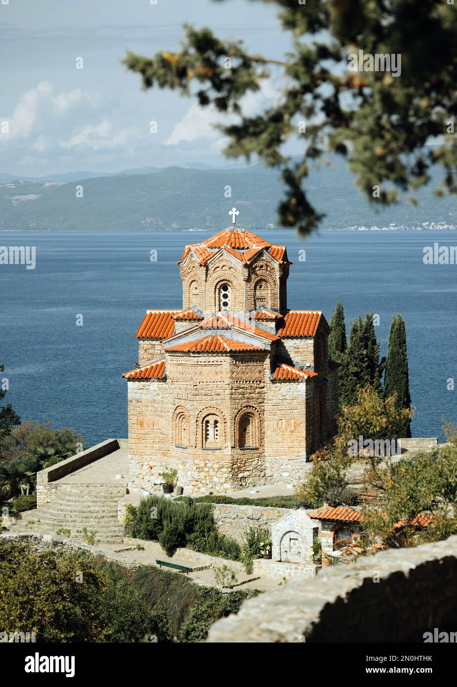 Das schöne St. Die Kirche Kaneo, hoch oben auf einer Klippe mit Blick auf das atemberaubende blaue Wasser des Ohridsees, ist ein herrliches Beispiel mittelalterlicher Architekten Stockfoto
