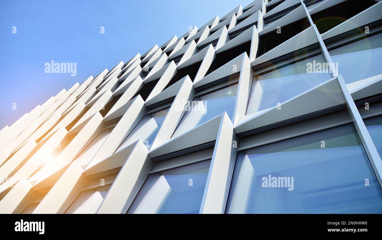 Bruchteil eines Bürogebäudes aus Glas. Die Reflexion des blauen Himmels. Stockfoto
