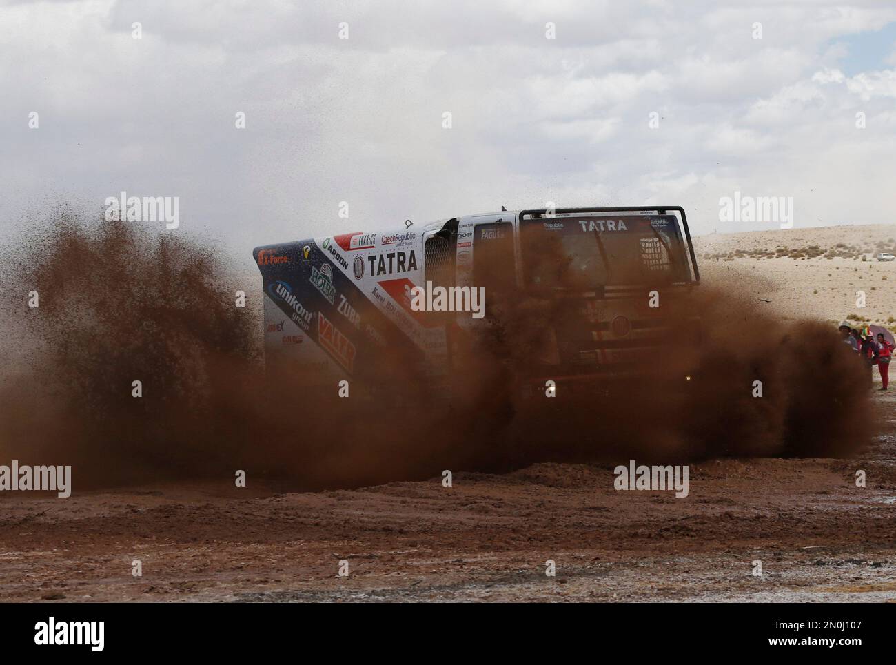 A Tatra truck driven by Jaroslav Valtr and co-pilots Josef Kalina and Jiri Stross, all of the Czech Republic, race in the 7th stage of the Dakar Rally 2016 outside Pelucayo, Bolivia, between the cities Uyuni, Bolivia, and Salta, Argentina, Saturday, Jan. 9, 2016. (AP Photo/Juan Karita) Stockfoto
