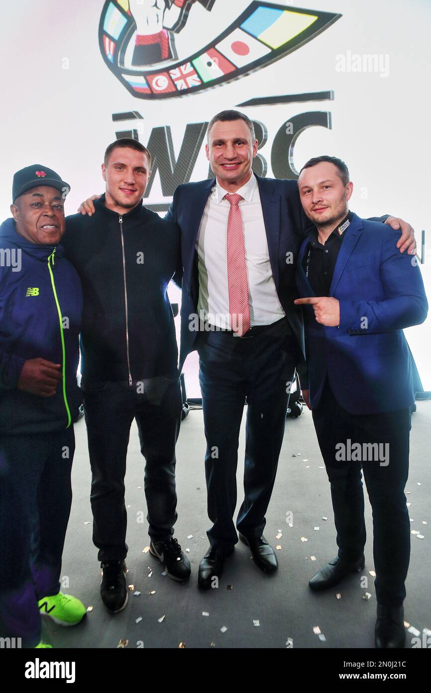 Weltmeister im Schwergewichtsboxen und Bürgermeister Vitaly Klitchko in Kiew mit Boxtrainer James Ali Bashir (L), Boxer Vlad Sirenko, seinem Promoter Max Michalew Stockfoto