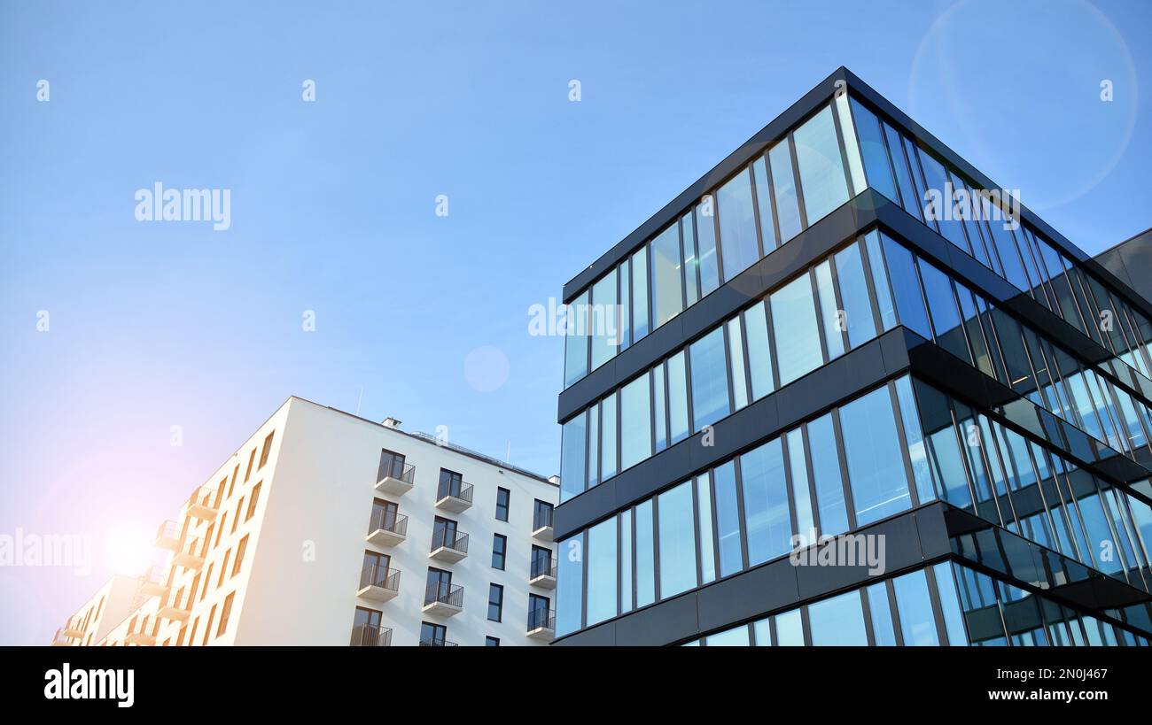 Bruchteil eines Bürogebäudes aus Glas. Die Reflexion des blauen Himmels. Stockfoto