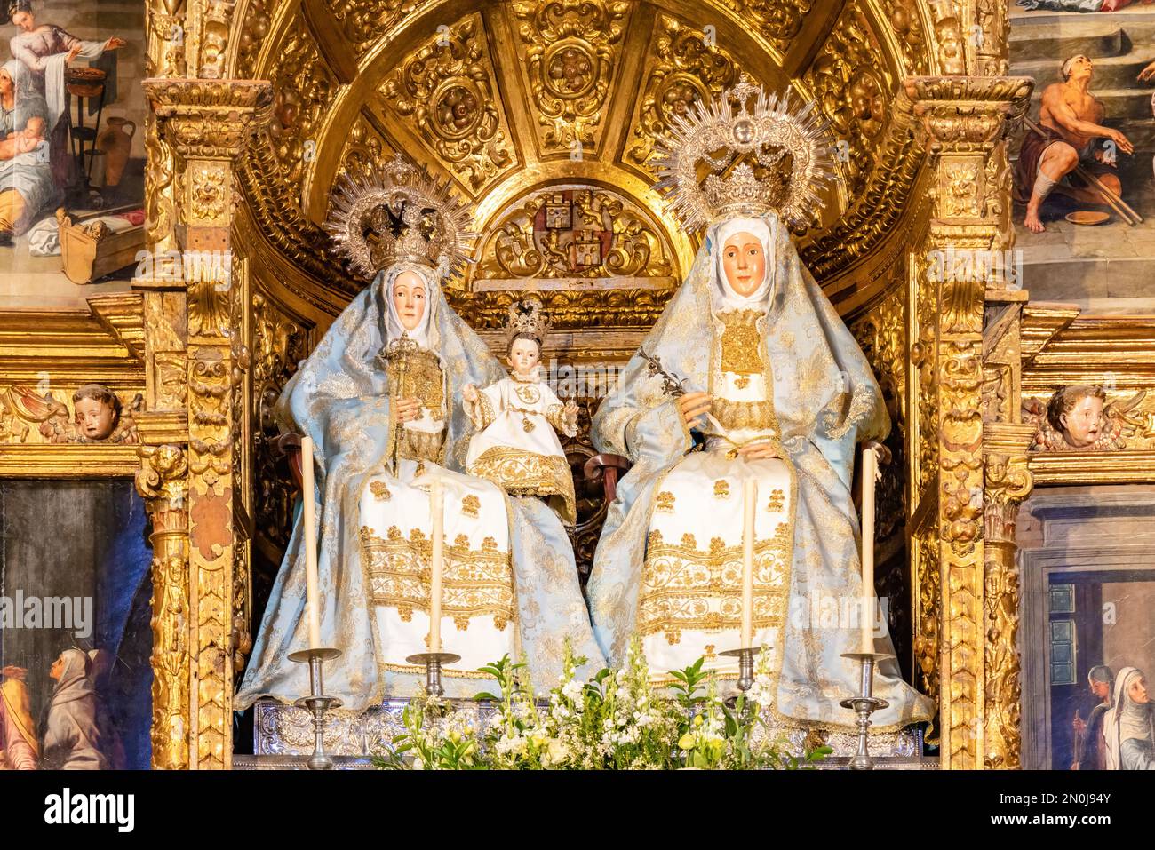 Bild von Santa Ana (Saint Anne), der Jungfrau und Kind Jesus Christus, in der Gemeinde des Viertels Triana, Santa Ana, in Sevilla, Andalusien, Stockfoto