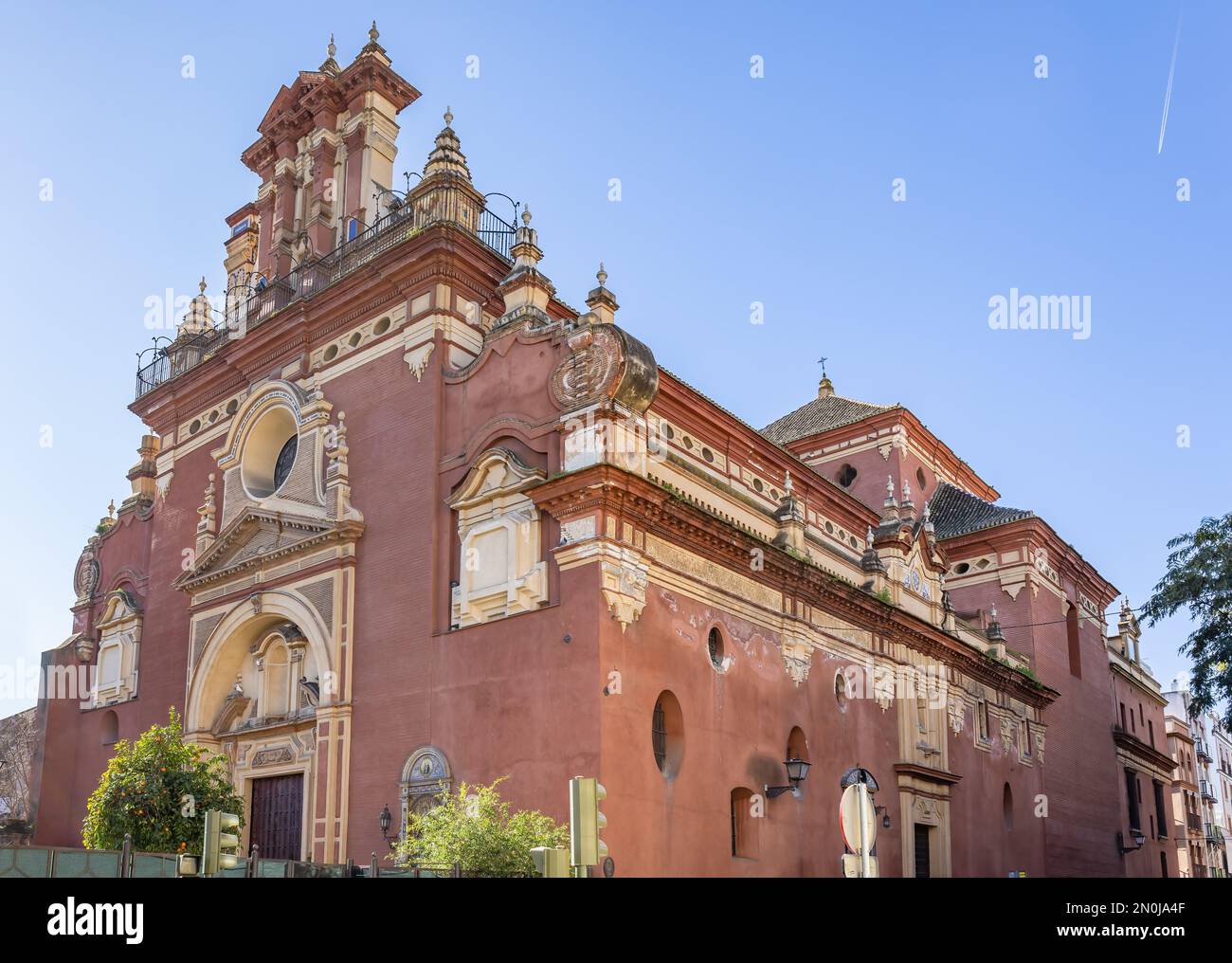 Die Fassade der Kirche San Jacinto in Sevilla, Andalusien, Spanien, ist der Tempel eines Dominikanischen Klosters, das im 17. Jahrhundert gegründet wurde. Stockfoto