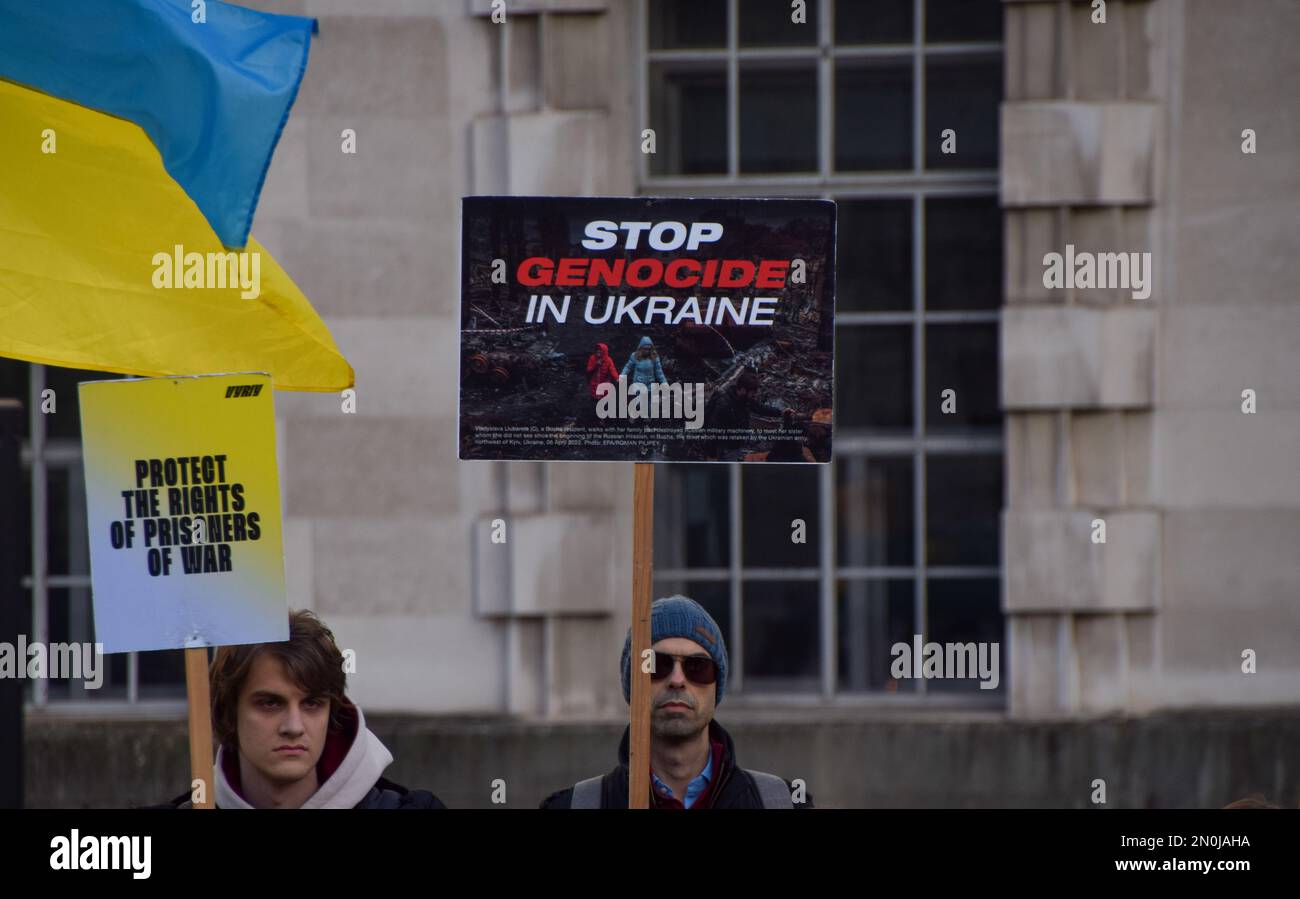 London, Großbritannien. 05. Februar 2023. Ein Protestteilnehmer hält während der Demonstration ein Plakat, auf dem steht: "Stoppt den Völkermord in der Ukraine". Demonstranten versammeln sich weiterhin außerhalb der Downing Street in Solidarität mit der Ukraine, während die russischen Angriffe andauern. (Foto: Vuk Valcic/SOPA Images/Sipa USA) Guthaben: SIPA USA/Alamy Live News Stockfoto