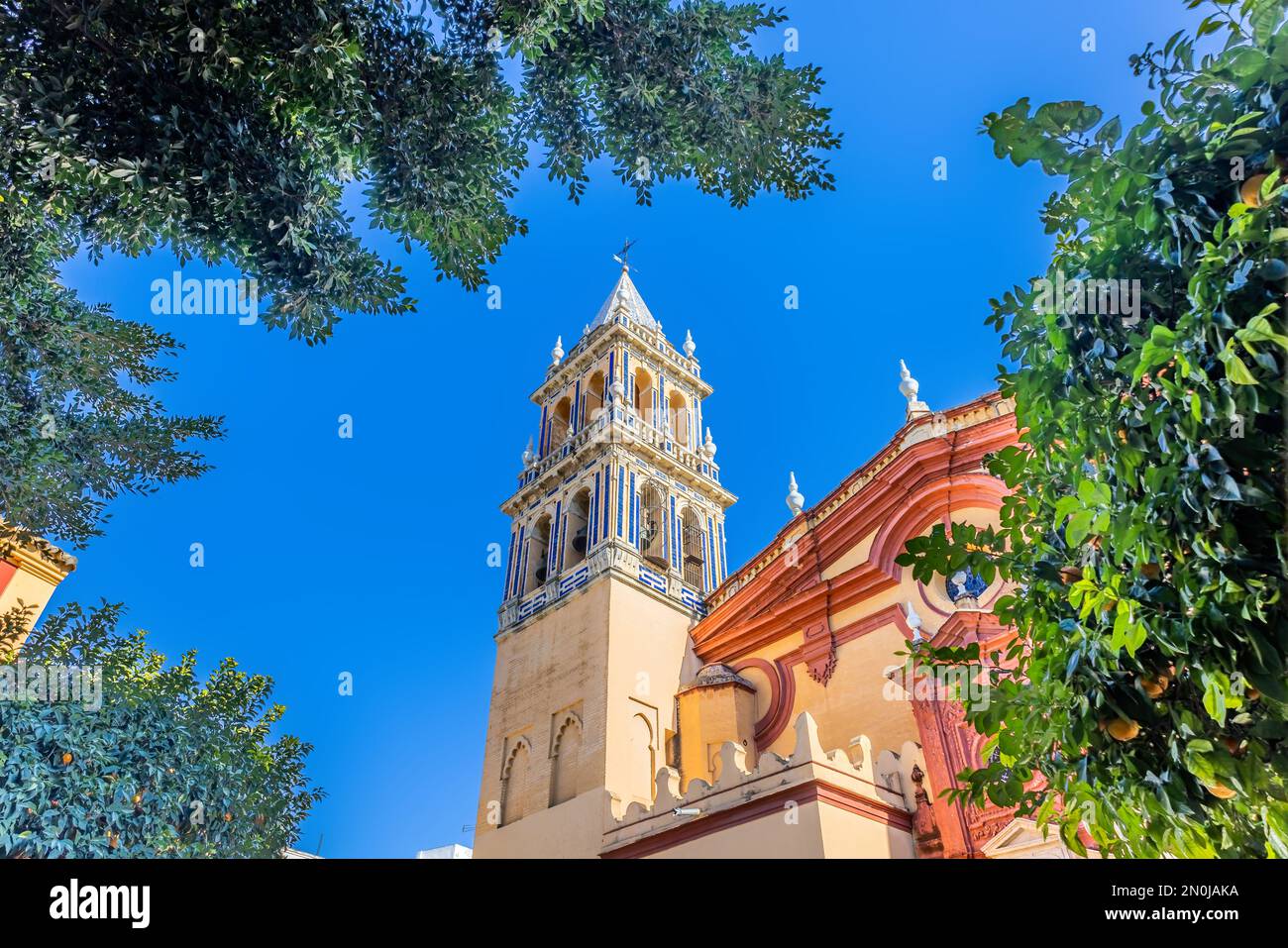 Fassade der königlichen Gemeinde Santa Ana in Sevilla, eine Gemeinde im gotischen Mudejar-Stil im Viertel Triana. Sie wird allgemein als bezeichnet Stockfoto