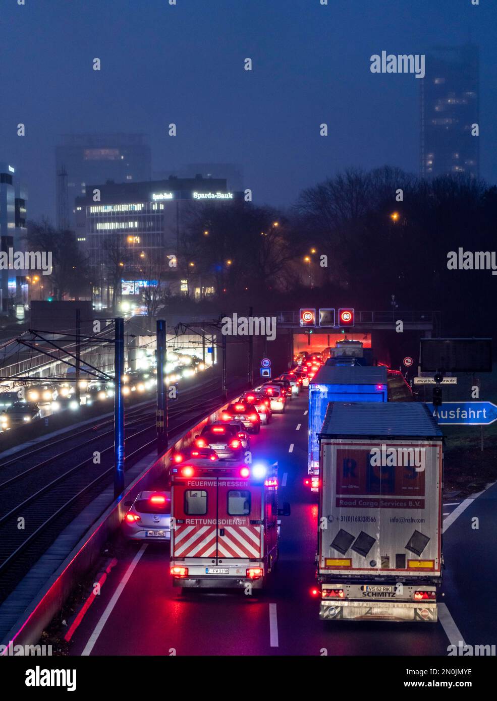 Stau auf der Autobahn A40, Ruhrschnellweg, in Essen, vor dem Ruhrschnellweg-Tunnel, Krankenwagen, der durch die Notspur fährt, mit Stockfoto