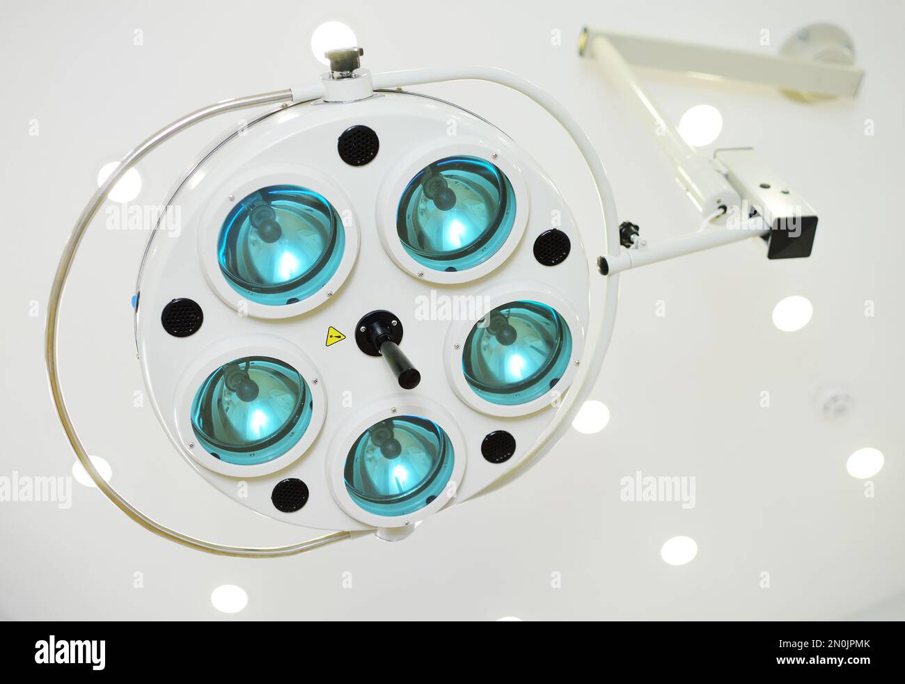 Operationslampennaht in einem modernen Operationssaal Stockfoto