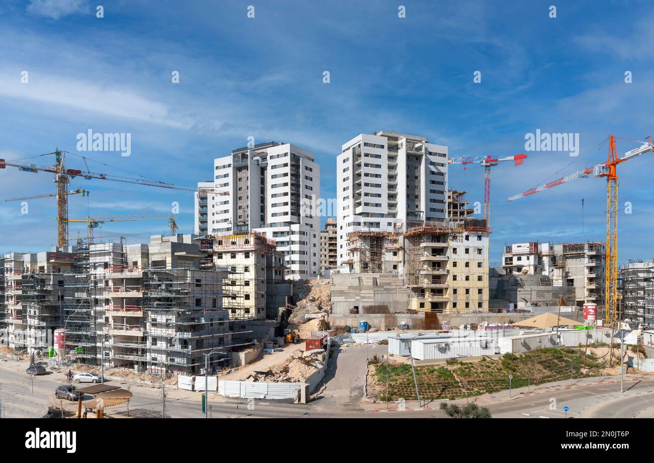 Modiin, Israel, 12. Januar 2023. Bau von Infrastruktur und neuer Wohngegend. Betrieb von Turmkränen und Baumaschinen. Stockfoto
