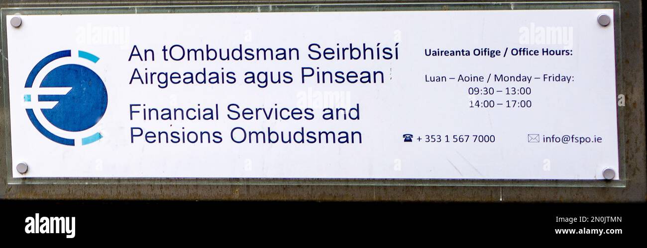 Das Schild für den Ombudsmann für Finanzdienstleistungen und Pensionen vor ihren Büros in Lincoln House, Lincoln Place, Dublin, Irland. Stockfoto