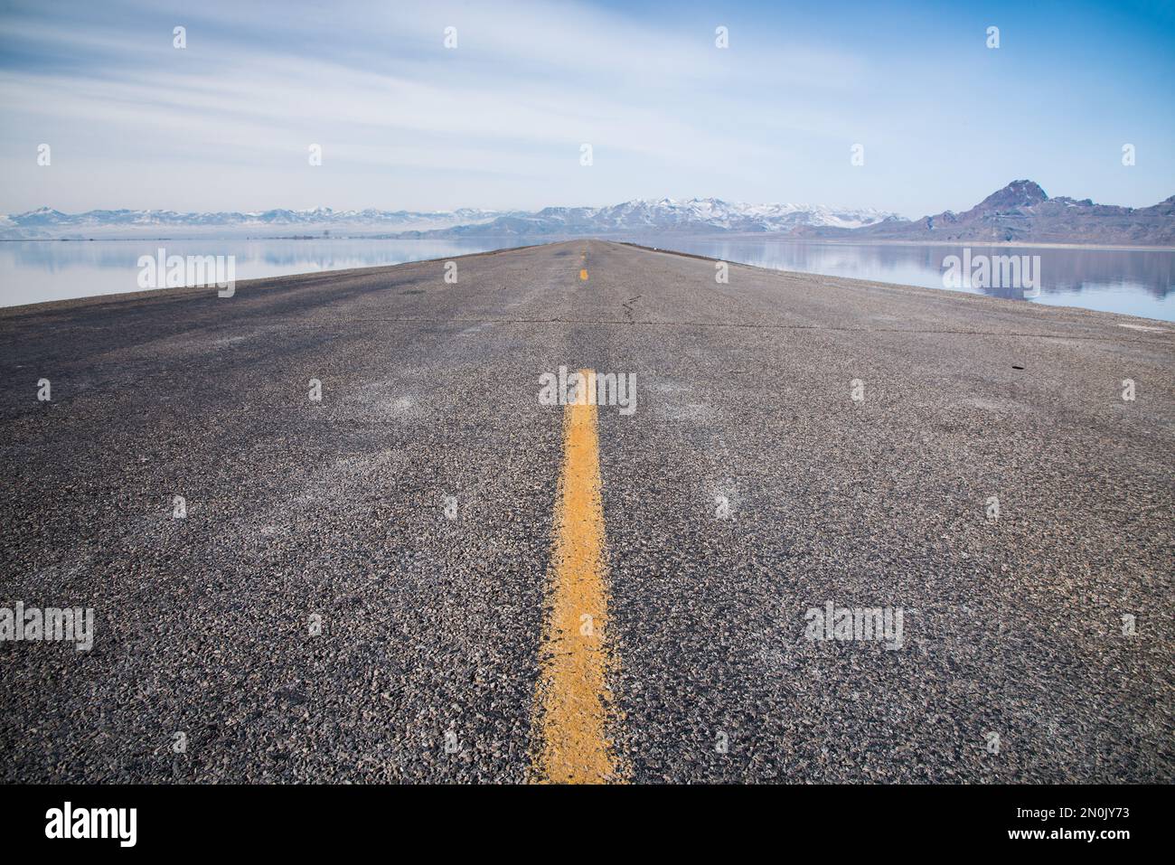 Bonneville Speedway Straße führt zu den historischen Salzebenen. Hier wurde der Weltrekord für die Geschwindigkeit an Land aufgestellt. Stockfoto