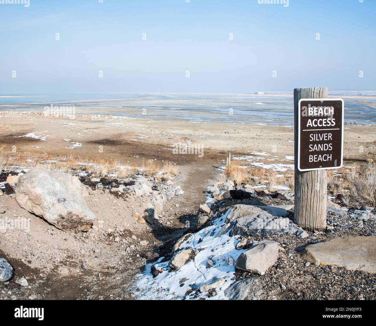 Verlassene Bootsanlegestelle und verschwundene Strände am Great Salt Lake. Aufgrund der schlechten Bewässerungspraktiken und der lang anhaltenden Dürre befindet sich der See am tiefsten. Stockfoto