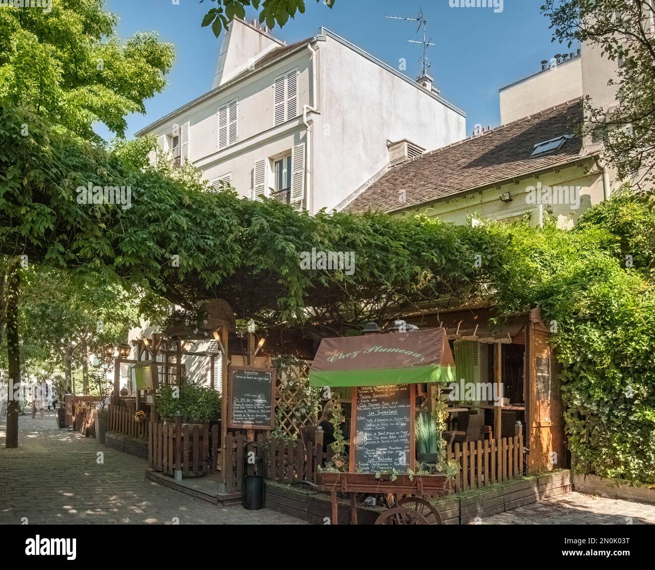 PARIS, FRANKREICH - 07. MAI 2011: Menütafel vor dem Chez Plumeau auf dem Place du Calvaire im Viertel Montmartre Stockfoto