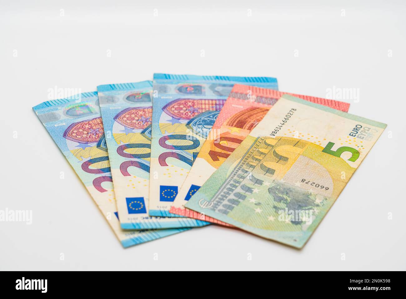 Banknoten der Euro-Währung 5, 10 und 20 isoliert auf weißem Hintergrund Stockfoto