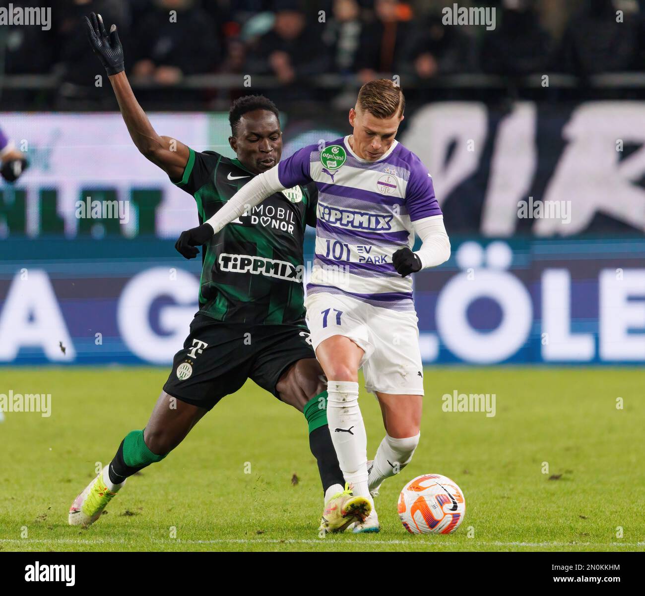 BUDAPEST, UNGARN - FEBRUAR 5: Adama Traore von Ferencvarosi TC tritt Kevin Csoboth von Ujpest FC während des ungarischen OTP Bank Liga-Spiels zwischen Ferencvarosi TC und Ujpest FC in der Groupama Arena am 5. Februar 2023 in Budapest, Ungarn, an. Stockfoto