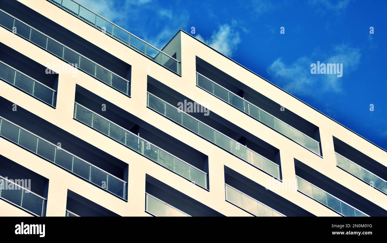 Apartment Wohnhaus und Haus Fassade Architektur und Outdoor Einrichtungen. Blauer Himmel im Hintergrund. Sonnenlicht. Rücklauffilter. Stockfoto