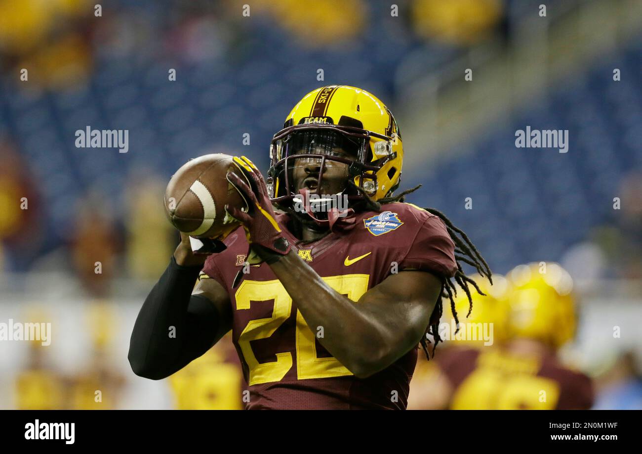 Minnesota linebacker De'Vondre Campbell runs through drills during pre game of the Quick Lane Bowl NCAA college football game against Central Michigan, Monday, Dec. 28, 2015, in Detroit. (AP Photo/Carlos Osorio) Stockfoto