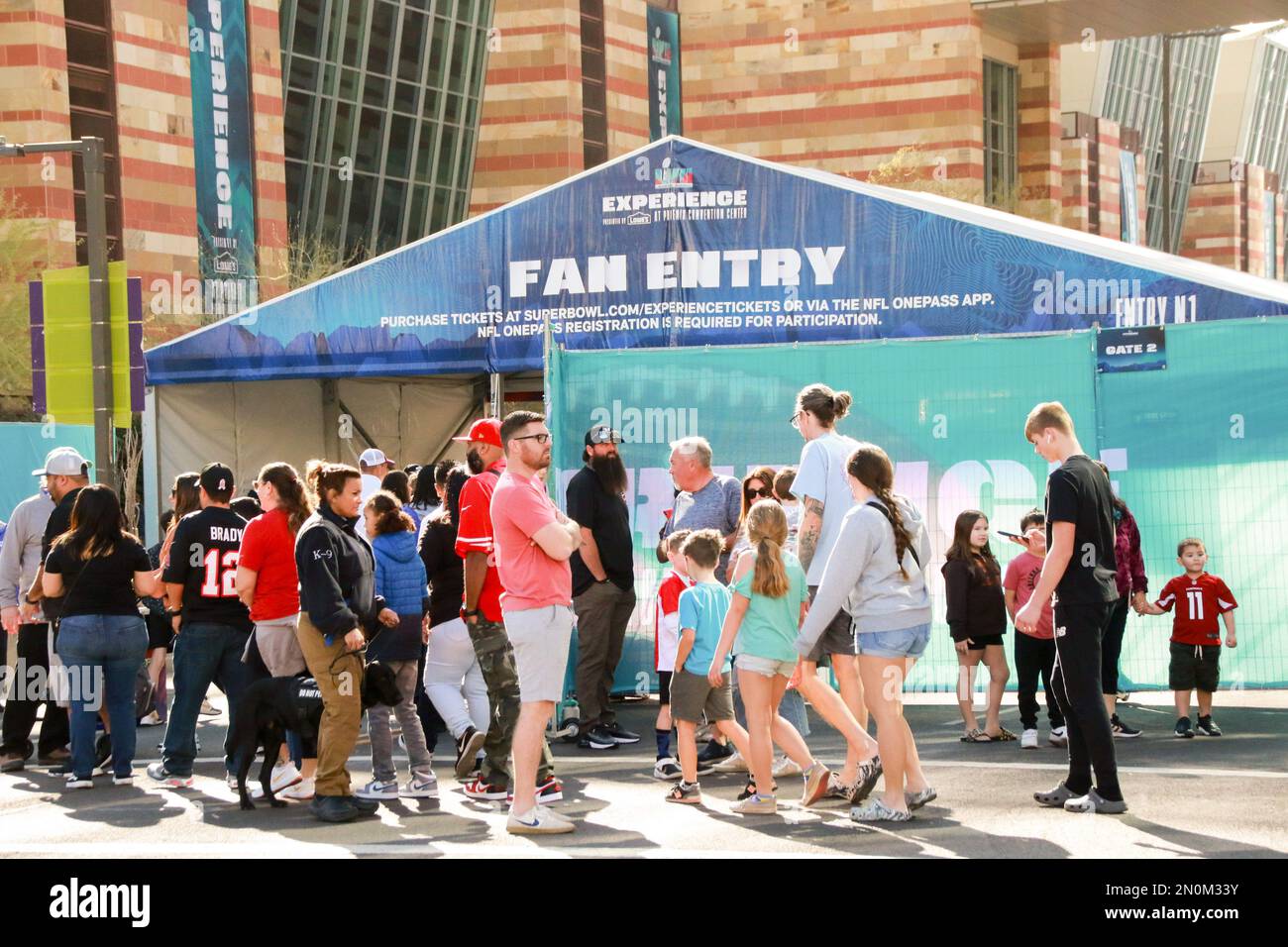 Fußballfans besuchen am 5. Februar 2023 die to Phoenix Convention, um die Super Bowl Experience