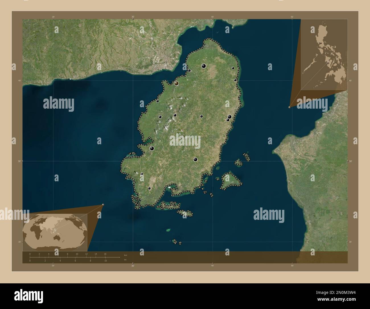 Guimaras, Provinz der Philippinen. Satellitenkarte mit niedriger Auflösung. Standorte der wichtigsten Städte der Region. Eckkarten für zusätzliche Standorte Stockfoto