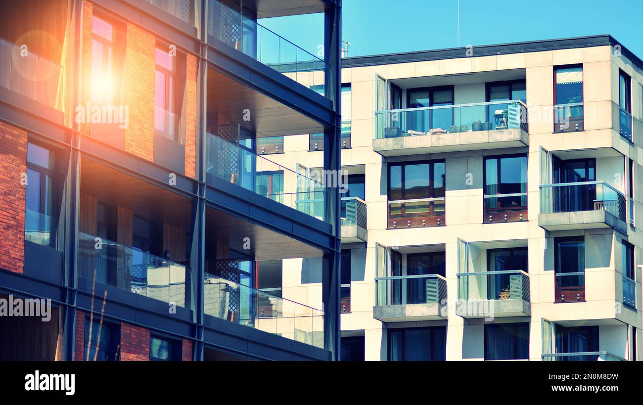 Apartment Wohnhaus und Haus Fassade Architektur und Outdoor Einrichtungen. Blauer Himmel im Hintergrund. Sonnenlicht. Rücklauffilter. Stockfoto