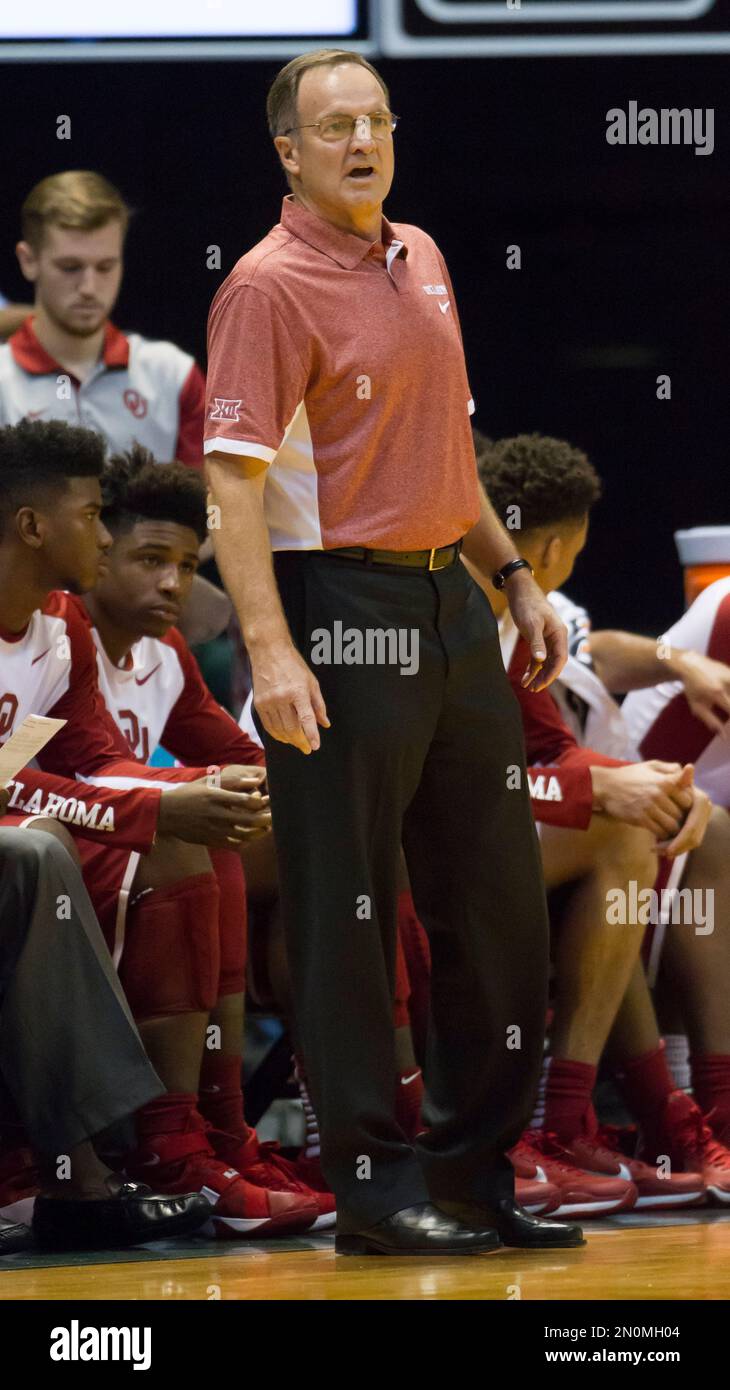 Oklahoma coach Lon Kruger watches his team play Hawaii during the first half of an NCAA college basketball game at the Diamond Head Classic, Wednesday, Dec. 23, 2015, in Honolulu. (AP Photo/Eugene Tanner) Stockfoto