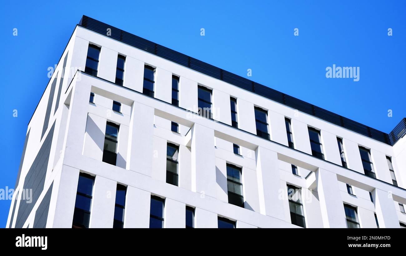 Wohnungs- und Apartmentgebäude mit symmetrischer moderner Architektur in der Innenstadt. Stockfoto