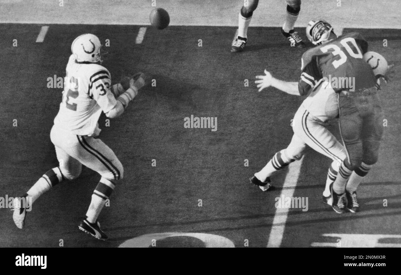 File In This Jan 17 1971 File Photo Baltimore Colts Linebacker Mike Curtis Reaches For The 5015