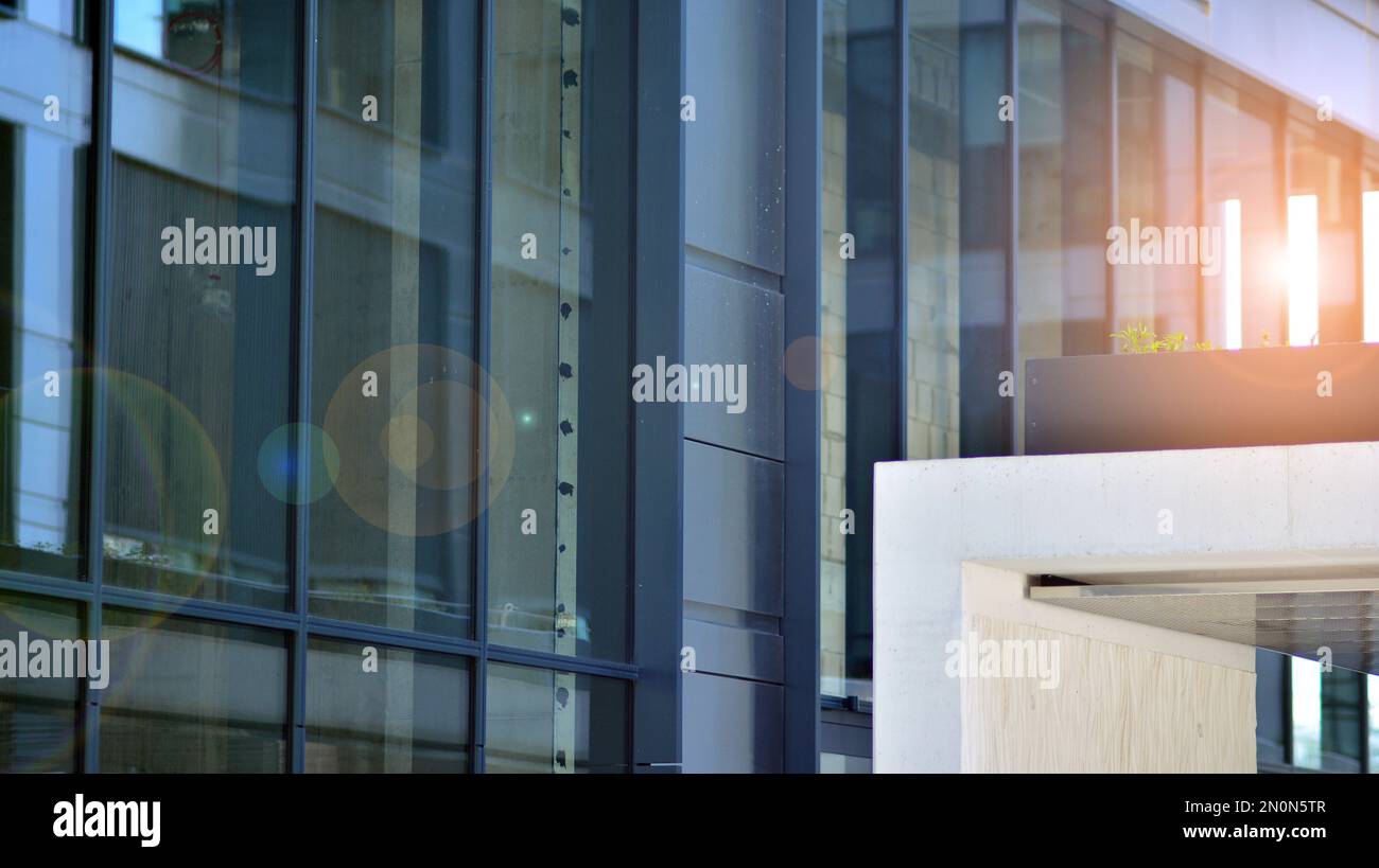 Ein Bruchteil der Stahl- und Glasmetallfassade des Gebäudes. Detailarchitektur Stahl- und Glasfassade Stockfoto
