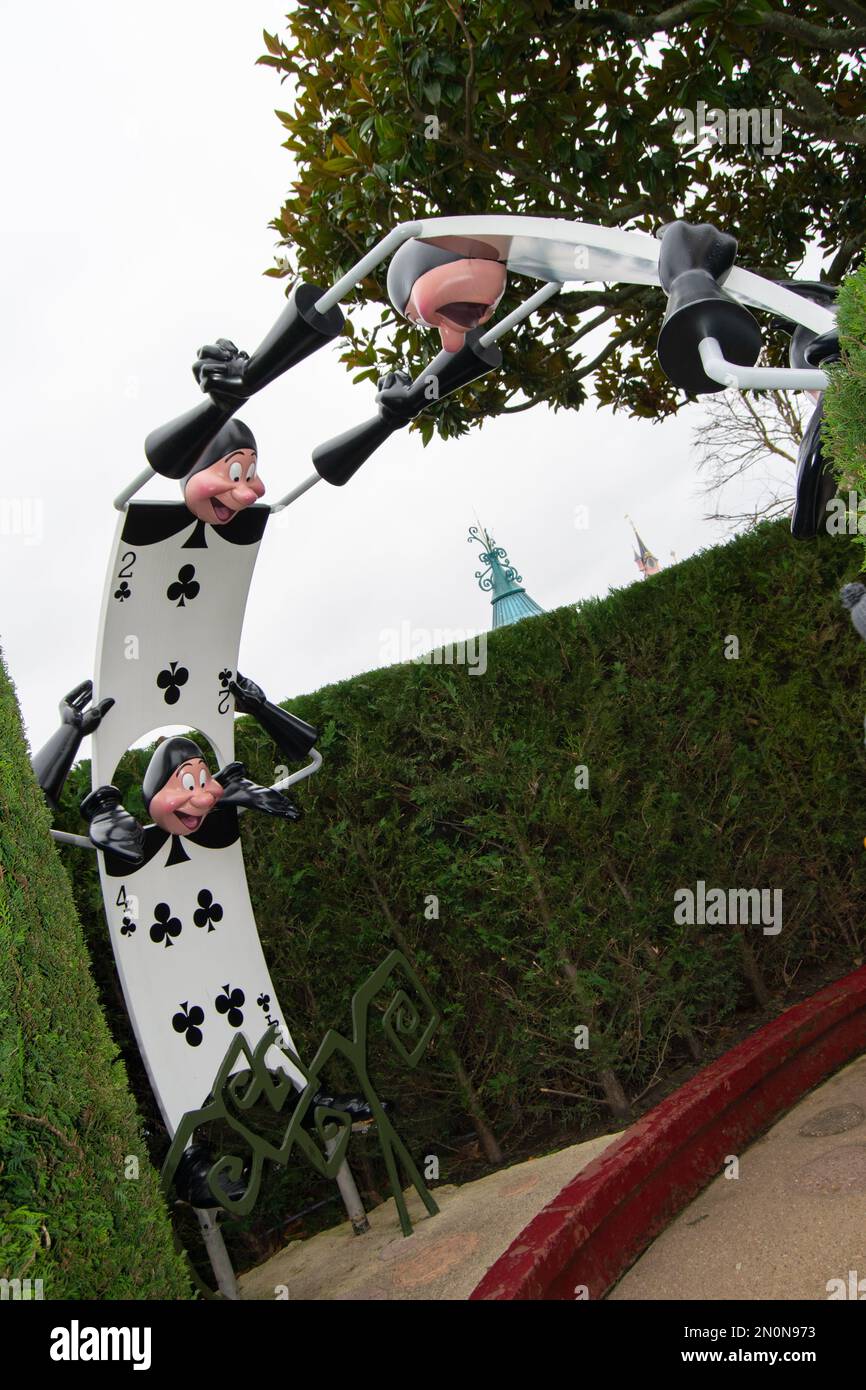 Alices neugierige Labyrinth-Karten sind im Disneyland Park in Paris. Frankreich. Kartenspiele, Kartenspiel, Kartenspieler. Stockfoto